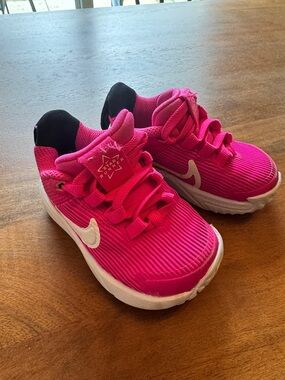 Nike Girls Bright Pink Lightweight Sneakers with White Swoosh